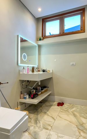 Casa à venda com 270m², 5 quartos e 3 vagasBanheiro 2