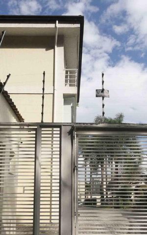 Casa de condomínio à venda com 164m², 3 quartos e 3 vagas Casa de condomínio à venda com 164m², 3 quartos e 3 vagasFachada