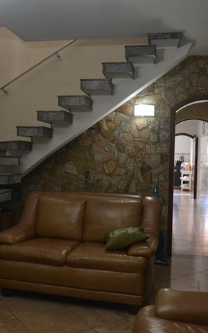 Casa à venda com 216m², 3 quartos e 2 vagasSala