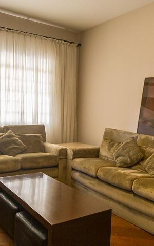 Casa à venda com 225m², 2 quartos e 2 vagas Casa à venda com 225m², 2 quartos e 2 vagasSala