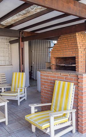 Casa à venda com 225m², 2 quartos e 2 vagas Casa à venda com 225m², 2 quartos e 2 vagasÁrea comum - Churrasqueira
