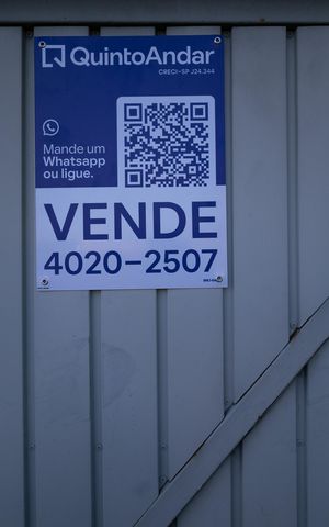 Casa à venda com 130m², 3 quartos e 2 vagas Casa à venda com 130m², 3 quartos e 2 vagasPlaca