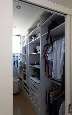 Casa de condomínio à venda com 361m², 3 quartos e 2 vagas Casa de condomínio à venda com 361m², 3 quartos e 2 vagasCloset da suíte 1