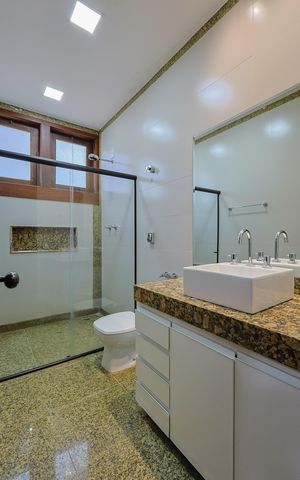 Casa de condomínio à venda com 670m², 6 quartos e 6 vagas Casa de condomínio à venda com 670m², 6 quartos e 6 vagasBanheiro da Suíte 4