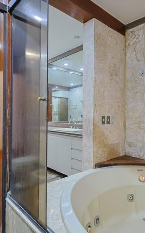Casa de condomínio à venda com 670m², 6 quartos e 6 vagas Casa de condomínio à venda com 670m², 6 quartos e 6 vagasBanheiro da Suíte 1
