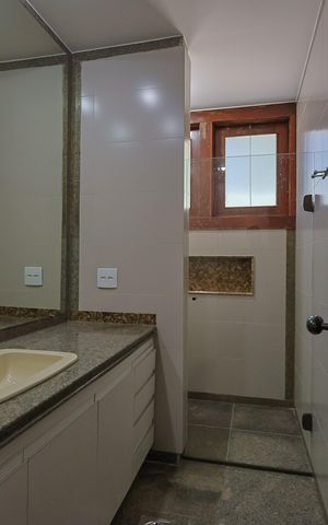Casa de condomínio à venda com 670m², 6 quartos e 6 vagas Casa de condomínio à venda com 670m², 6 quartos e 6 vagasBanheiro da Suíte 3