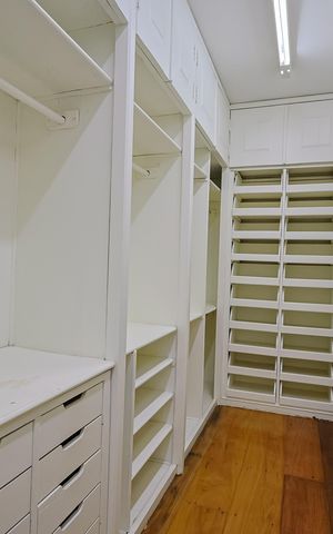 Casa de condomínio à venda com 670m², 6 quartos e 6 vagas Casa de condomínio à venda com 670m², 6 quartos e 6 vagasCloset da suíte 1