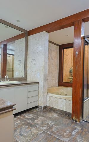 Casa de condomínio à venda com 670m², 6 quartos e 6 vagas Casa de condomínio à venda com 670m², 6 quartos e 6 vagasBanheiro da Suíte 1