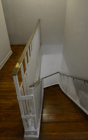 Casa à venda com 240m², 4 quartos e 1 vaga Casa à venda com 240m², 4 quartos e 1 vagaEscada
