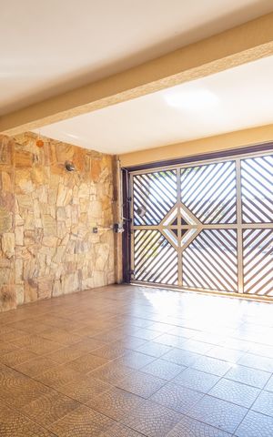 Casa à venda com 208m², 4 quartos e 2 vagas Casa à venda com 208m², 4 quartos e 2 vagasGaragem