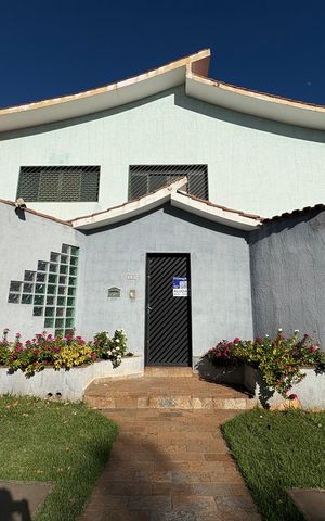 Casa para alugar com 400m², 4 quartos e 2 vagas Casa para alugar com 400m², 4 quartos e 2 vagasFachada