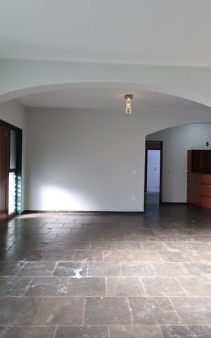 Casa para alugar com 400m², 4 quartos e 2 vagasSala