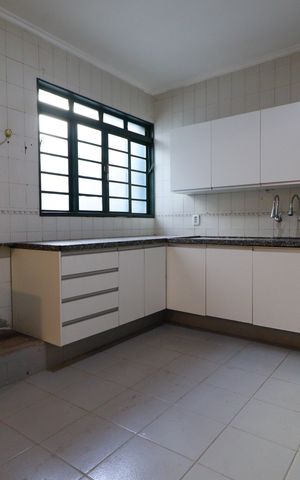Casa para alugar com 400m², 4 quartos e 2 vagasCozinha
