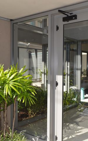 Apartamento à venda com 90m², 2 quartos e 1 vagaFachada + Plaquinha