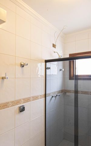 Casa de condomínio à venda com 405m², 6 quartos e 8 vagas Casa de condomínio à venda com 405m², 6 quartos e 8 vagasBanheiro da Suíte 6