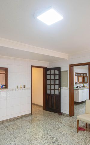 Casa de condomínio à venda com 405m², 6 quartos e 8 vagas Casa de condomínio à venda com 405m², 6 quartos e 8 vagasDetalhe da cozinha
