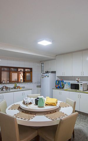 Casa de condomínio à venda com 405m², 6 quartos e 8 vagas Casa de condomínio à venda com 405m², 6 quartos e 8 vagasCozinha