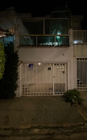 Casa à venda com 290m², 2 quartos e 4 vagas Casa à venda com 290m², 2 quartos e 4 vagasFachada
