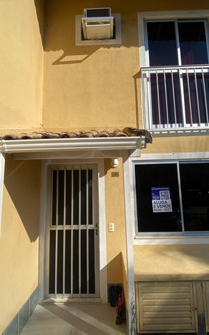 Casa à venda com 75m², 2 quartos e 1 vaga Casa à venda com 75m², 2 quartos e 1 vagaFachada