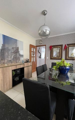 Casa à venda com 100m², 3 quartos e 2 vagas Casa à venda com 100m², 3 quartos e 2 vagasSala