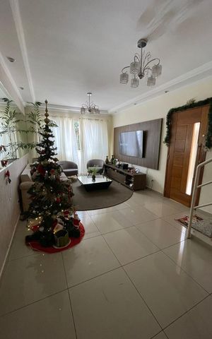 Casa à venda com 100m², 3 quartos e 2 vagas Casa à venda com 100m², 3 quartos e 2 vagasSala