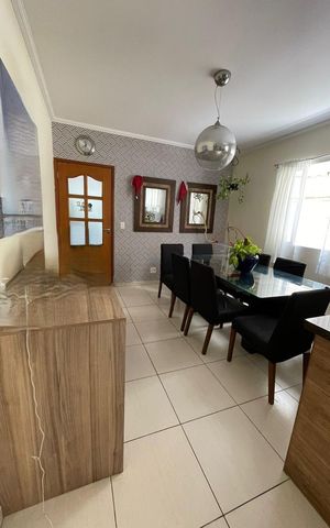 Casa à venda com 100m², 3 quartos e 2 vagas Casa à venda com 100m², 3 quartos e 2 vagasSala