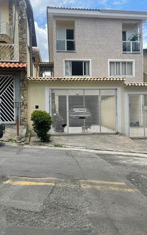 Casa à venda com 100m², 3 quartos e 2 vagas Casa à venda com 100m², 3 quartos e 2 vagasFachada
