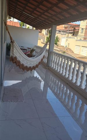 Casa para alugar com 180m², 3 quartos e 2 vagas Casa para alugar com 180m², 3 quartos e 2 vagasVaranda frontal