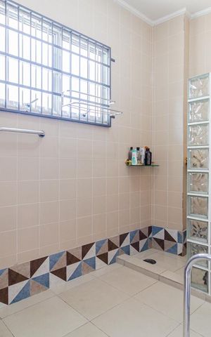 Casa à venda com 220m², 3 quartos e 2 vagasBanheiro
