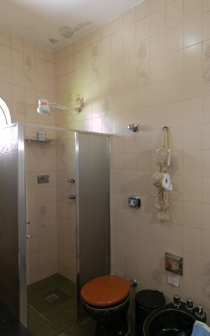 Casa à venda com 420m², 4 quartos e 4 vagas Casa à venda com 420m², 4 quartos e 4 vagasBanheiro 1
