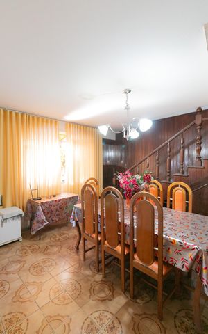 Casa à venda com 420m², 4 quartos e 4 vagas Casa à venda com 420m², 4 quartos e 4 vagasCopa