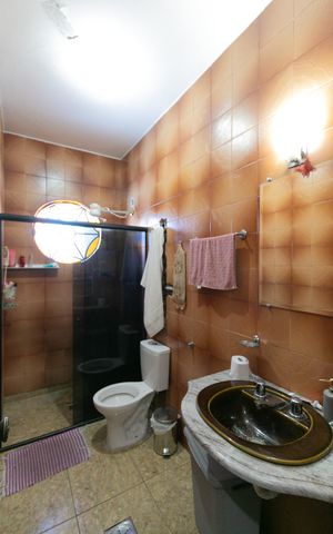 Casa à venda com 420m², 4 quartos e 4 vagas Casa à venda com 420m², 4 quartos e 4 vagasBanheiro da Suíte