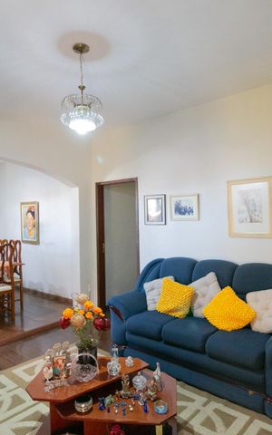 Casa à venda com 420m², 4 quartos e 4 vagas Casa à venda com 420m², 4 quartos e 4 vagasSala
