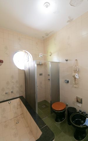 Casa à venda com 420m², 4 quartos e 4 vagas Casa à venda com 420m², 4 quartos e 4 vagasBanheiro 1