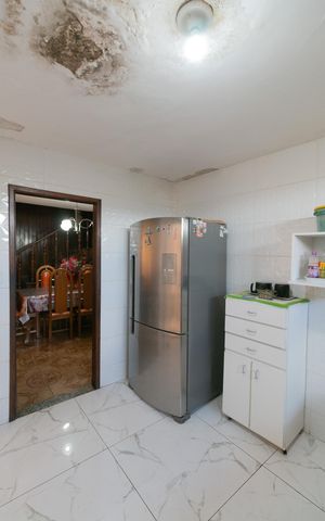 Casa à venda com 420m², 4 quartos e 4 vagas Casa à venda com 420m², 4 quartos e 4 vagasCozinha