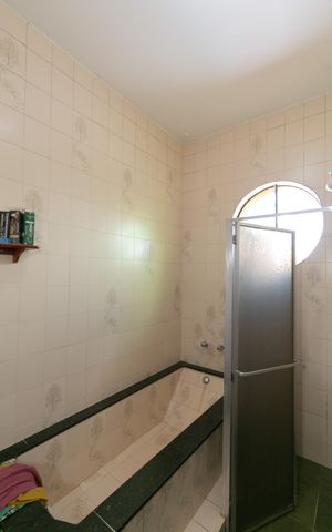 Casa à venda com 420m², 4 quartos e 4 vagas Casa à venda com 420m², 4 quartos e 4 vagasBanheiro 1