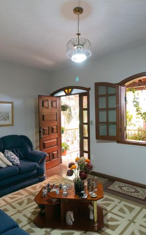 Casa à venda com 420m², 4 quartos e 4 vagas Casa à venda com 420m², 4 quartos e 4 vagasSala