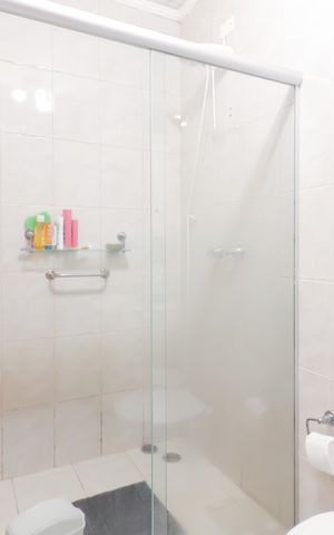 Casa de condomínio à venda com 200m², 3 quartos e 3 vagas Casa de condomínio à venda com 200m², 3 quartos e 3 vagasBanheiro da Suite
