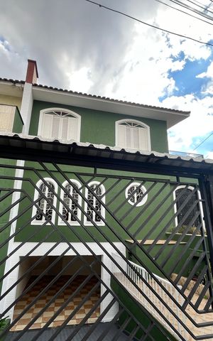 Casa à venda com 250m², 4 quartos e 3 vagasFachada