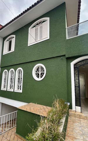 Casa à venda com 250m², 4 quartos e 3 vagasFachada