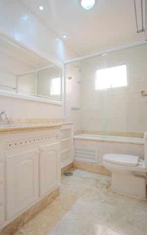 Casa de condomínio à venda com 290m², 5 quartos e 4 vagasBanheiro da Suíte 1