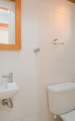 Casa de condomínio à venda com 290m², 5 quartos e 4 vagasBanheiro de Serviço