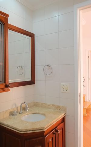 Casa de condomínio à venda com 290m², 5 quartos e 4 vagasBanheiro Social