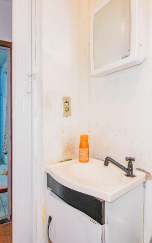 Casa à venda com 90m², 2 quartos e 2 vagasBanheiro 1