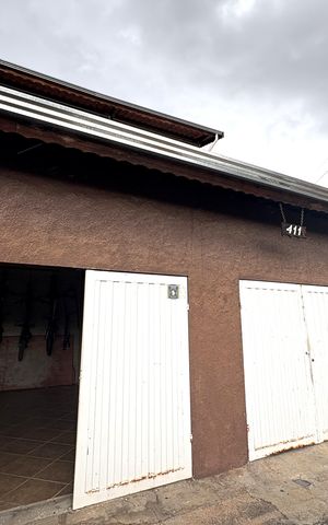Casa à venda com 330m², 3 quartos e 3 vagasFachada