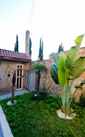 Casa à venda com 600m², 4 quartos e 12 vagas Casa à venda com 600m², 4 quartos e 12 vagasÁrea comum