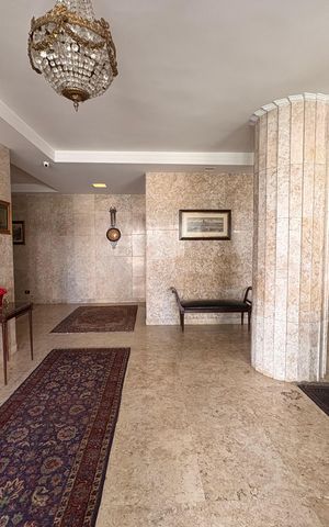 Apartamento à venda com 250m², 4 quartos e 2 vagas Apartamento à venda com 250m², 4 quartos e 2 vagasHall de entrada