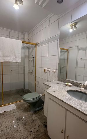 Apartamento à venda com 250m², 4 quartos e 2 vagas Apartamento à venda com 250m², 4 quartos e 2 vagasBanheiro