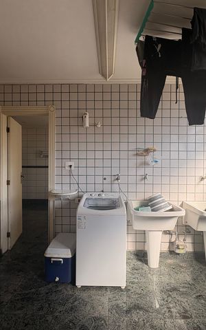 Apartamento à venda com 250m², 4 quartos e 2 vagas Apartamento à venda com 250m², 4 quartos e 2 vagasÁrea de Serviço