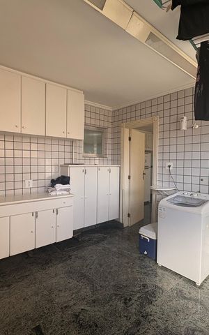 Apartamento à venda com 250m², 4 quartos e 2 vagas Apartamento à venda com 250m², 4 quartos e 2 vagasÁrea de Serviço